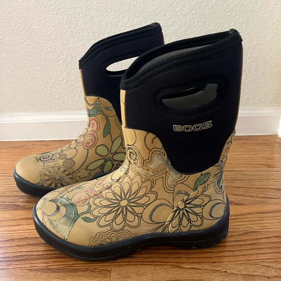 Bogs Shoes - Bogs classic ultra mid garden pull on boots pale yellow floral bogs 6